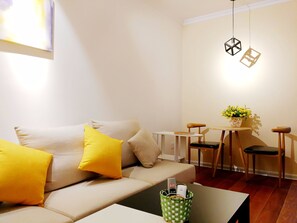 Comfort-Apartment, 2 Schlafzimmer | Wohnzimmer | Fernseher