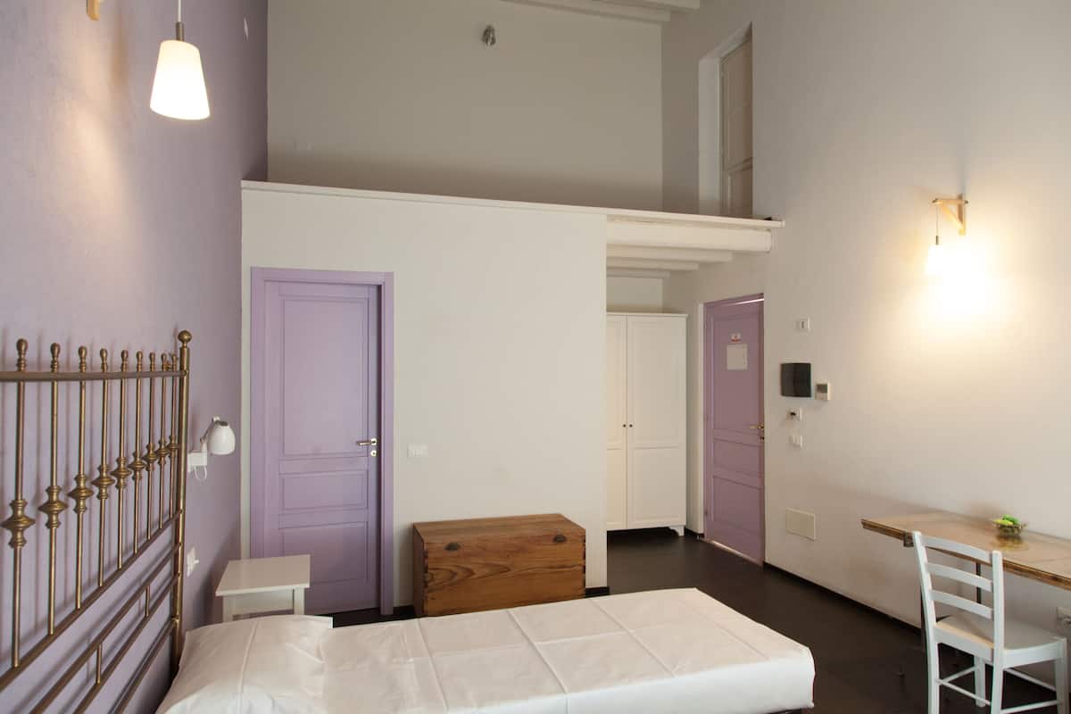 Caja de seguridad en la habitación, escritorio, cunas y camas extra