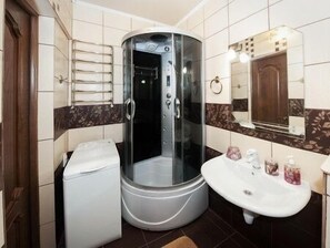Departamento (Velyka Vasilkivska street, 80) | Baño | Tina, secadora de cabello, pantuflas, toallas 
