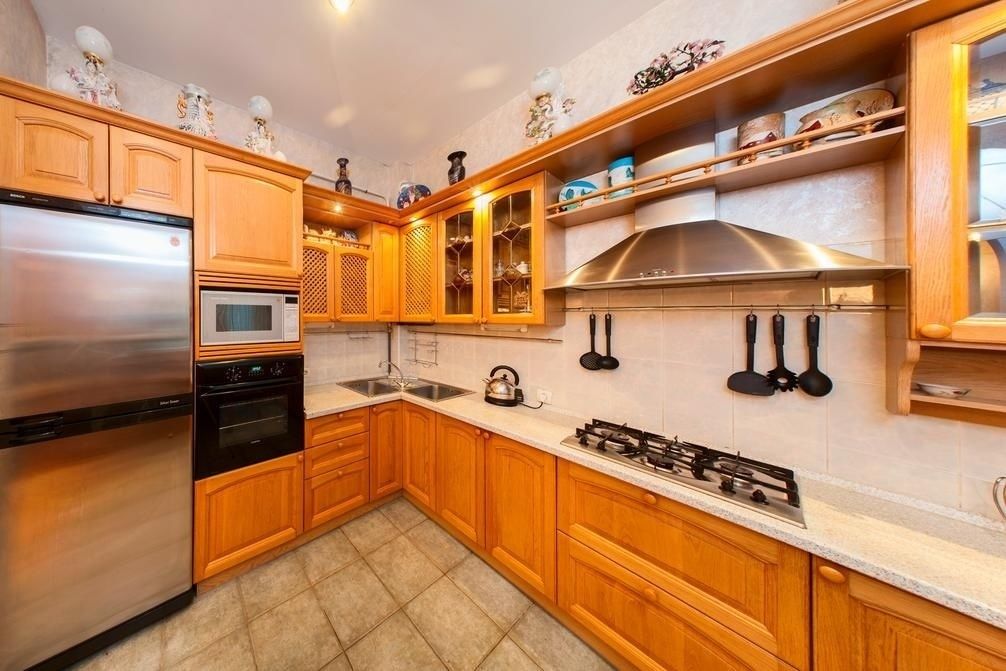 Apartamento (Velyka Vasilkivska street, 52) | Cocina privada | Frigorífico, microondas, placa de cocina y cafetera o tetera