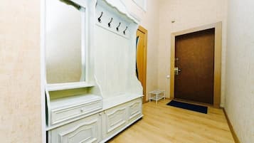 Apartamento (Saksaganskogo street, 43) | Ferros/tábuas de passar roupa, Wi-Fi de cortesia, roupa de cama