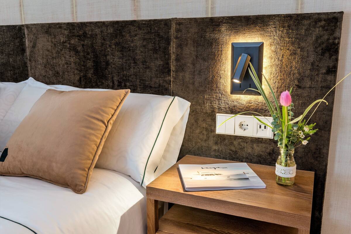 1 bedroom, egyptian cotton sheets, premium bedding, down duvets