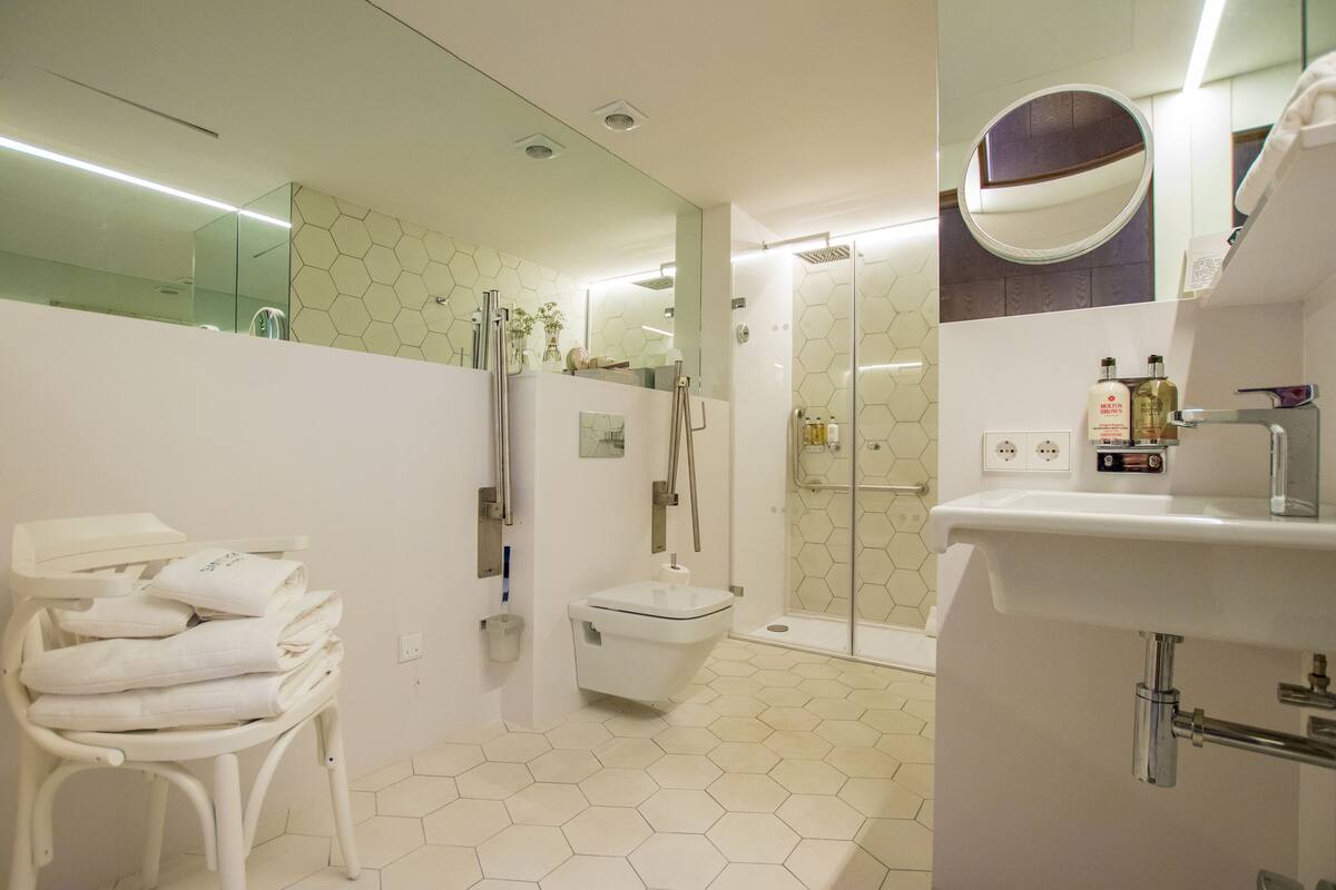 standard single room | bathroom | shower, rainfall showerhead, designer toiletries, hair dryer