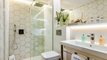 Suite familiare | Bagno | Doccia, soffione a pioggia, set di cortesia firmato, asciugacapelli