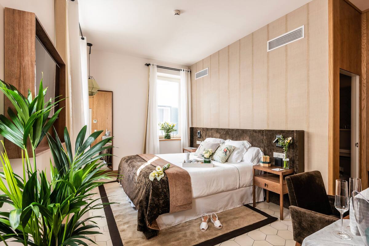 1 bedroom, egyptian cotton sheets, premium bedding, down duvets