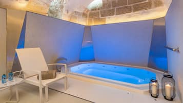 Un sauna, una bañera de hidromasaje, baño turco