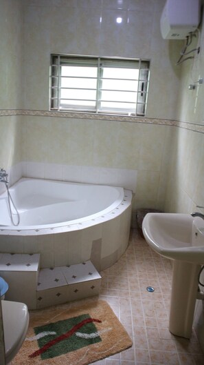 Suite ejecutiva | Baño | Ducha y bañera combinadas y artículos de higiene personal gratuitos