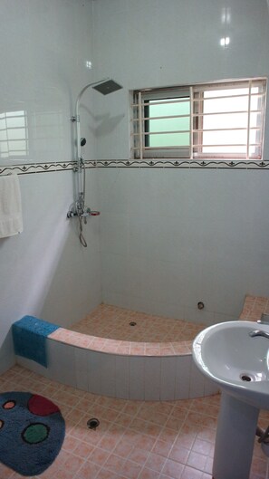 Habitació doble estàndard | Bany | Combinació de dutxa i banyera i articles de tocador gratuïts 