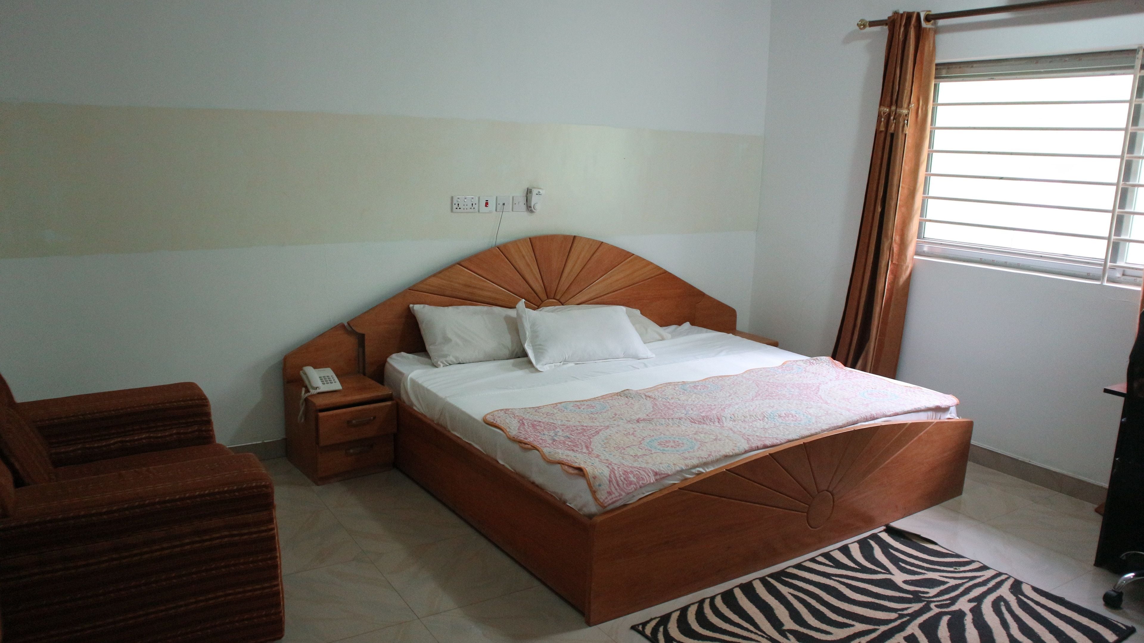 Executive Suite | Desk, free WiFi, bed sheets