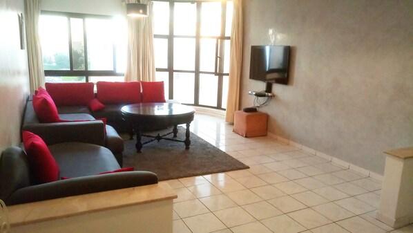 アパートメント 3 ベッドルーム | リビングルーム | 40 インチのLED テレビ (衛星放送視聴可)、テレビ