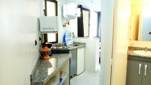 スタジオ 1 ベッドルーム | 専用キッチン | 冷蔵庫、電子レンジ、オーブン、コンロ