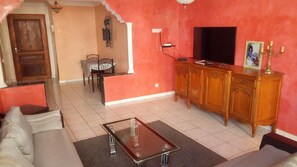 Leilighet, 2 soverom | Oppholdsområde | En 40-tommers LED-TV med Parabol-TV samt TV