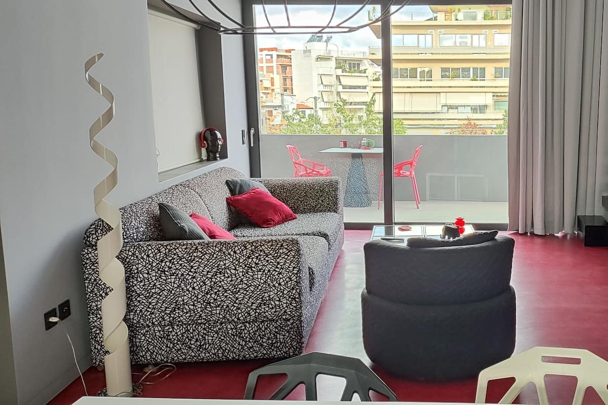 Loft design, acesso à piscina (Red) | Área de estar | TV de tela plana 50 polegadas com canais digitais, smart TV