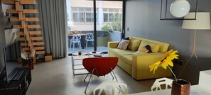 Loft Design - tillgång till pool (Yellow) | Vardagsrum | 50-tums platt-tv med digitalkanaler, smart-tv och golvvärme
