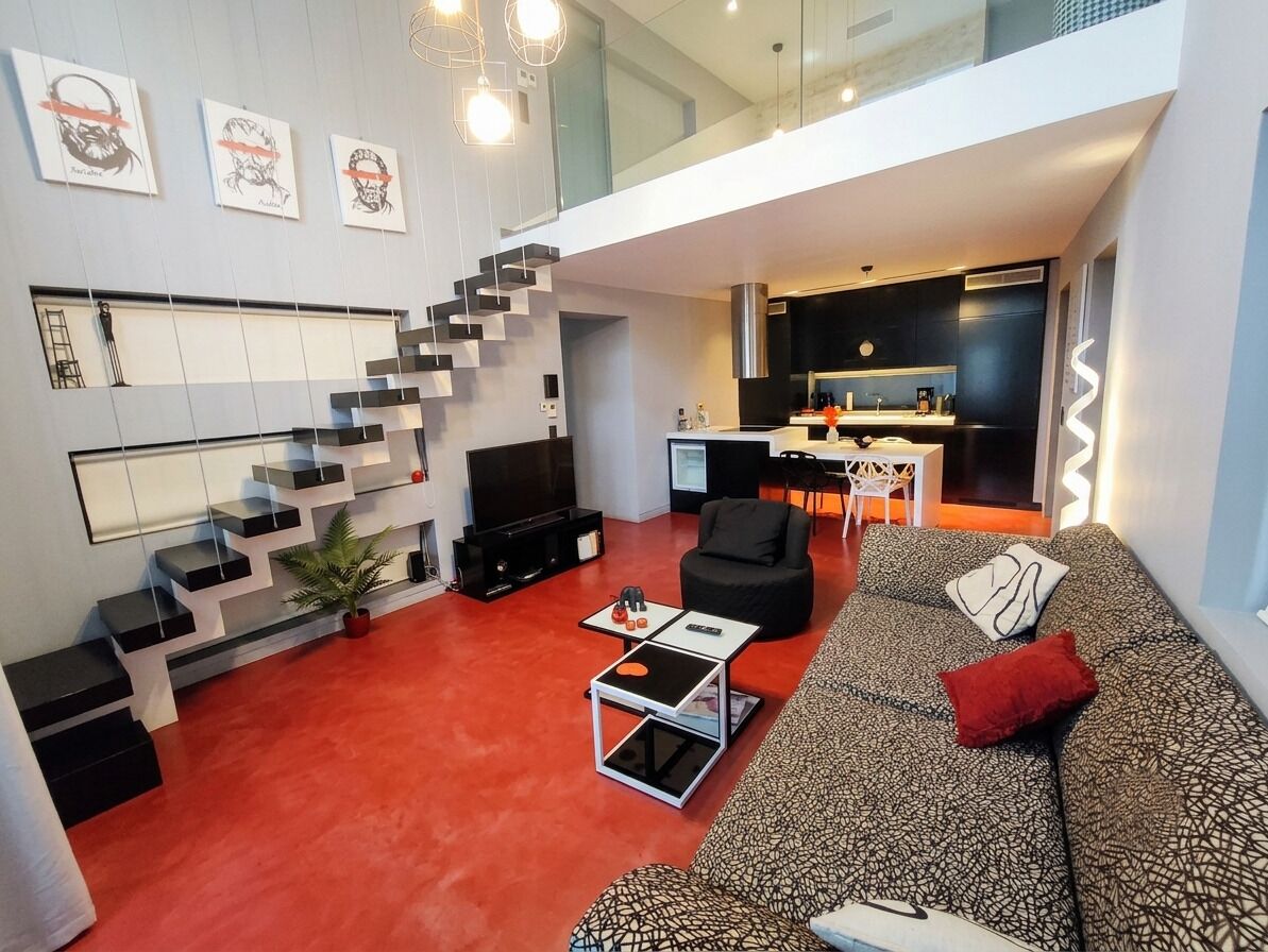 Loft Design, accès piscine (Red) | Coin séjour | Télévision à écran plat de 50 pouces avec chaînes numériques