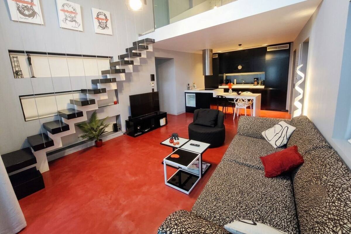 Loftsrom – design, adgang til basseng (Red) | Oppholdsområde | En 50-tommers Flatskjerm-TV med digitale kanaler samt smart-TV