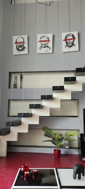 Design-Loft, Poolzugang (Red) | Wohnbereich | 50-Zoll-Flachbildfernseher mit Digitalempfang, Smart-TV, Fußbodenheizung