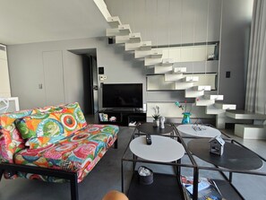 Loft Design, accès piscine (Blue) | Coin séjour | Télévision à écran plat de 50 pouces avec chaînes numériques