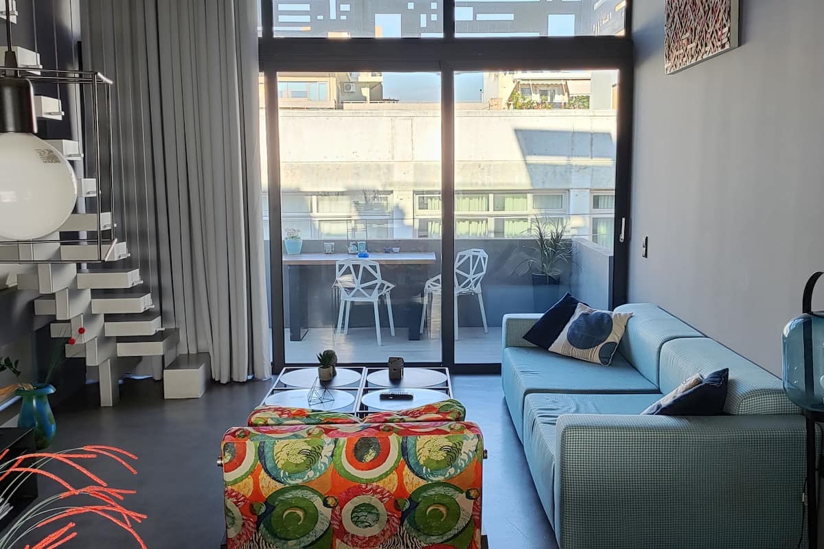 Loft design, acesso à piscina (Blue) | Área de estar | TV de tela plana 50 polegadas com canais digitais, smart TV