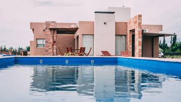 Kolam renang indoor dan 7 kolam renang outdoor, dengan kursi berjemur