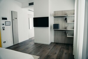 ห้องเบสิกสำหรับสี่ท่าน, ระเบียง, วิวทะเล | ผ้านวมขนเป็ด, มินิบาร์, โต๊ะทำงาน, Wi-Fi ฟรี