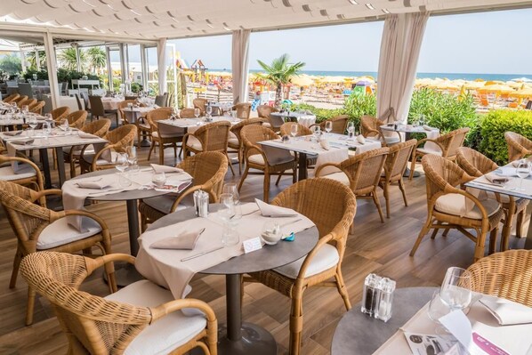 Déjeuner et dîner servis sur place, vue sur la plage