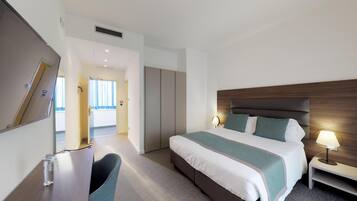 Superior kamer, 1 tweepersoonsbed, balkon | Donzen dekbedden, een minibar, een bureau, gratis wifi