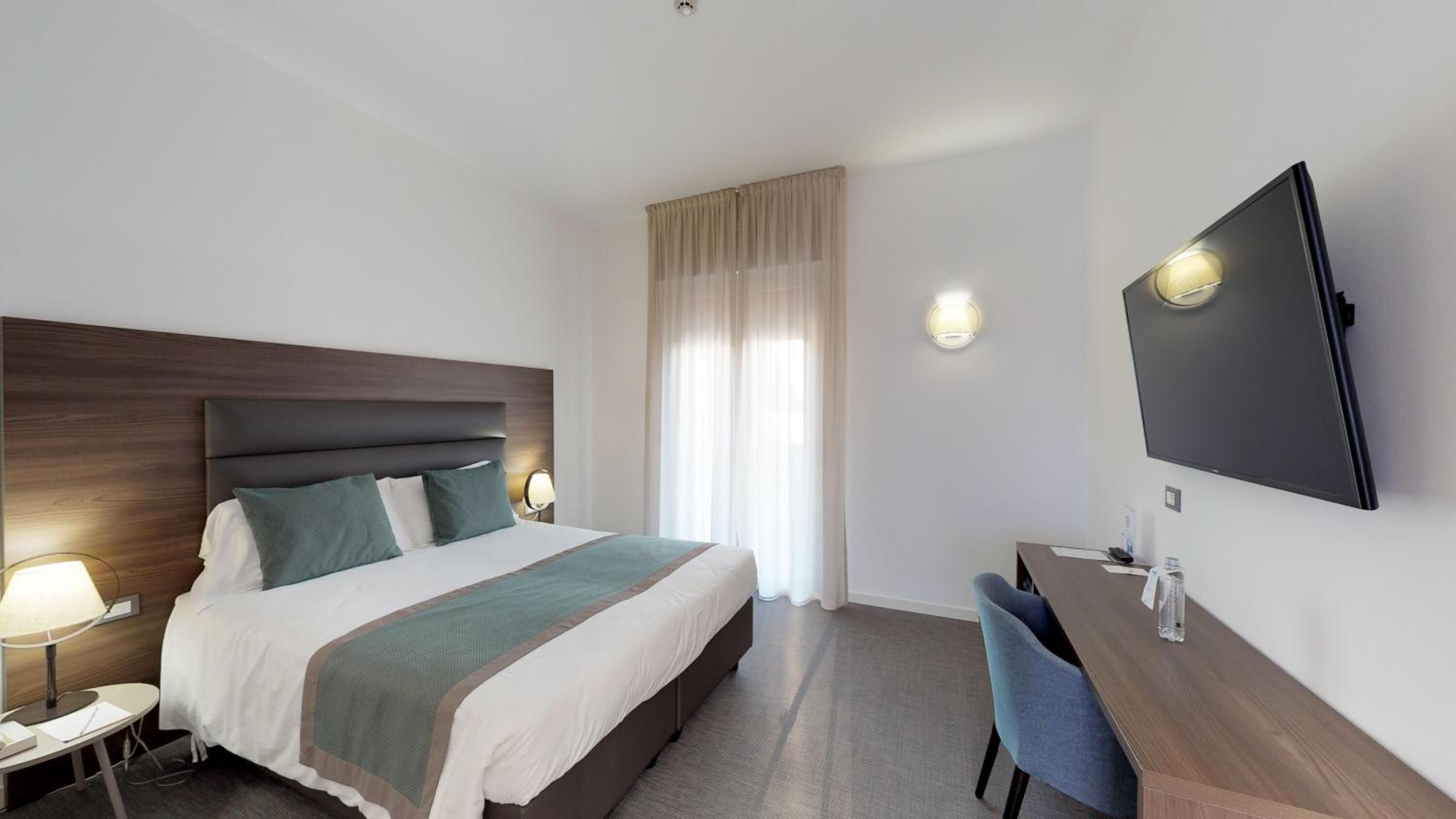 Edredones de plumas, minibar, escritorio y wifi gratis