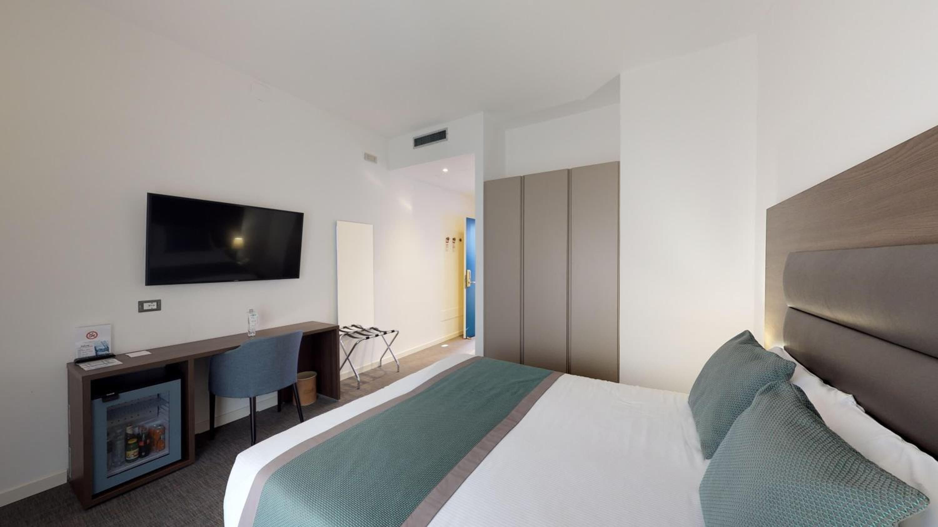 superior room, 1 double bed, balcony | down duvets, minibar, desk, free wifi