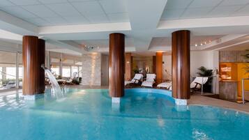 Piscina coperta, con ingresso dalle 09:00 alle 19:00, lettini