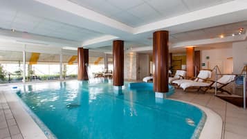 Piscina coperta, con ingresso dalle 09:00 alle 19:00, lettini