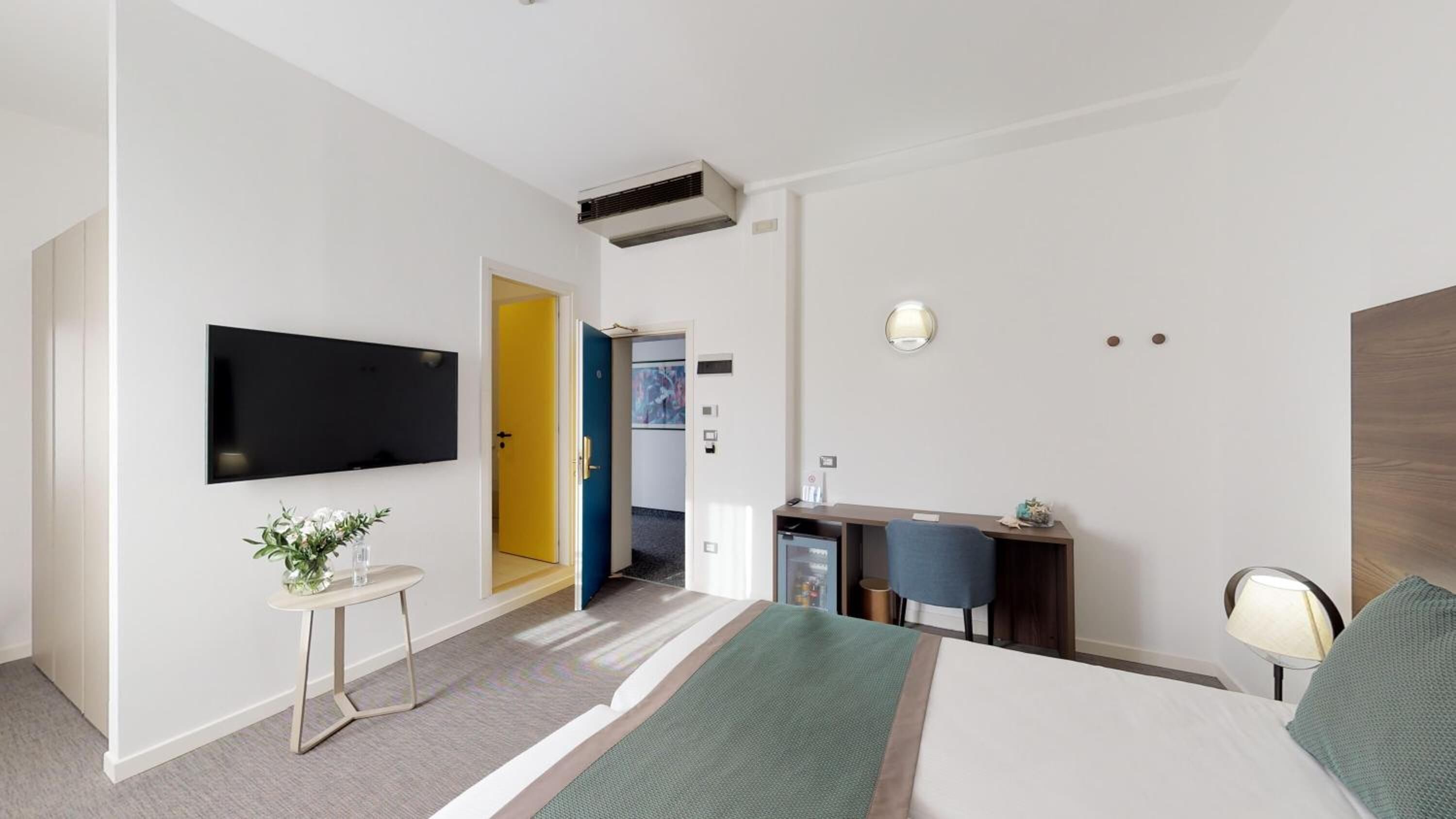Edredones de plumas, minibar, escritorio y wifi gratis