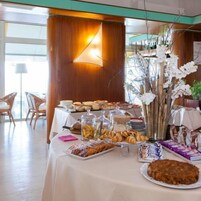 每日供应自助 式早餐（每人 EUR 15）
