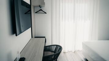 Doppia Classic, 1 letto matrimoniale, vista mare | Copriletto in piuma, minibar, una scrivania, Wi-Fi gratuito