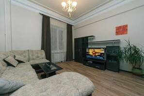 Appartement, 1 slaapkamer | 1 slaapkamer, een bureau, een strijkplank/strijkijzer, gratis wifi