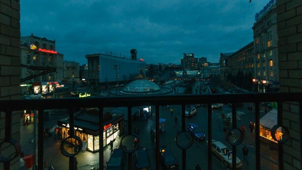 Vista desde un rascacielos sobre un paisaje urbano al atardecer.
