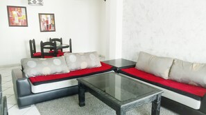 Apartamento, 1 quarto | Sala de estar | TV LED 40 polegadas com canais via satélite, TV