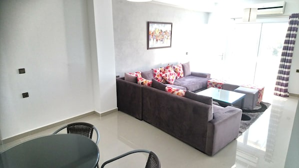 Apartment, 2 Schlafzimmer | Wohnzimmer | 40-Zoll-LED-Fernseher mit Satellitenempfang, Fernseher