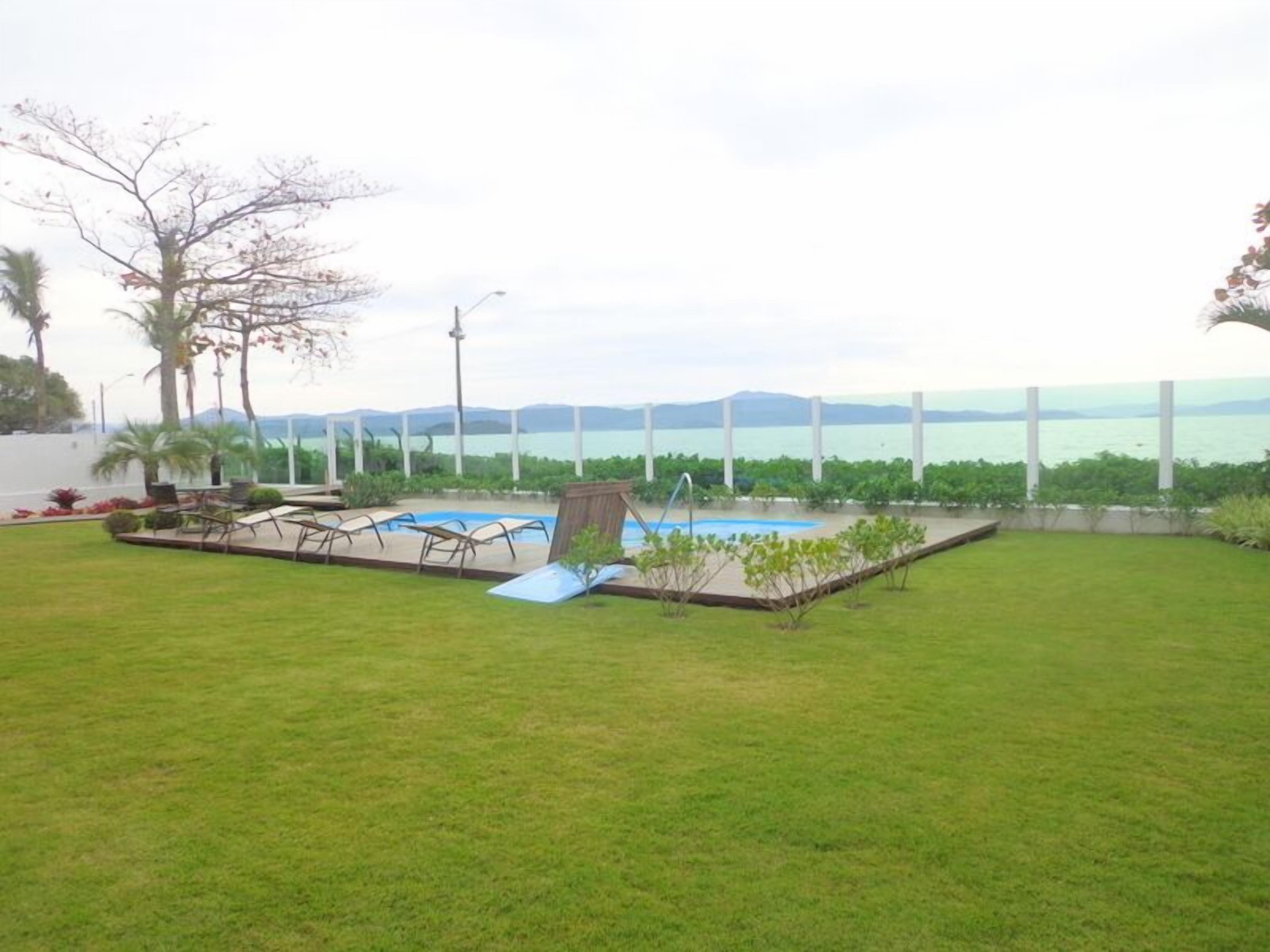 Ulkouima-allas, aurinkovarjoja, aurinkotuoleja