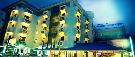 Mặt tiền nơi lưu trú - ban đêm