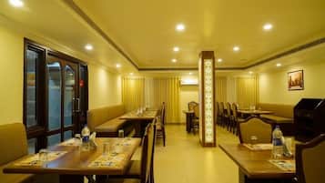 Breakfast, lunch, dinner served; international cuisine