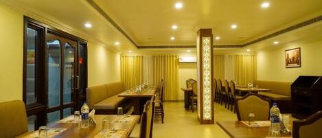 Breakfast, lunch, dinner served; international cuisine