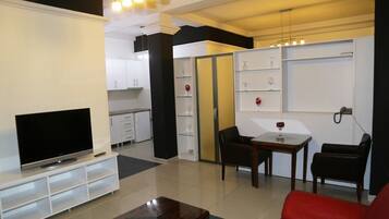 Deluxe Double Room | Living area | 40-inch flat-screen TV with cable channels, TV