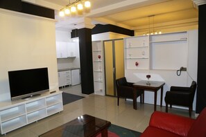Quarto casal luxo | Área de estar | TV de tela plana 40 polegadas com canais a cabo, TV