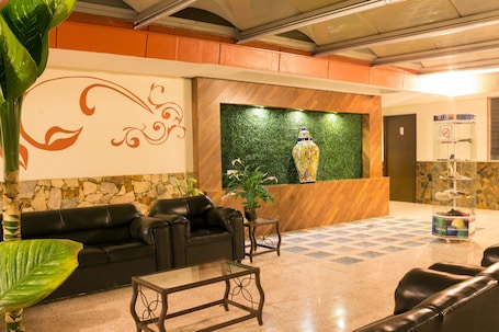 Sala de estar en el lobby. Suites Teziutlan