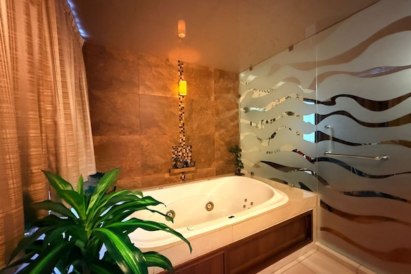 Comfort Suite | Bathroom | Shower, free toiletries, hair dryer, towels
