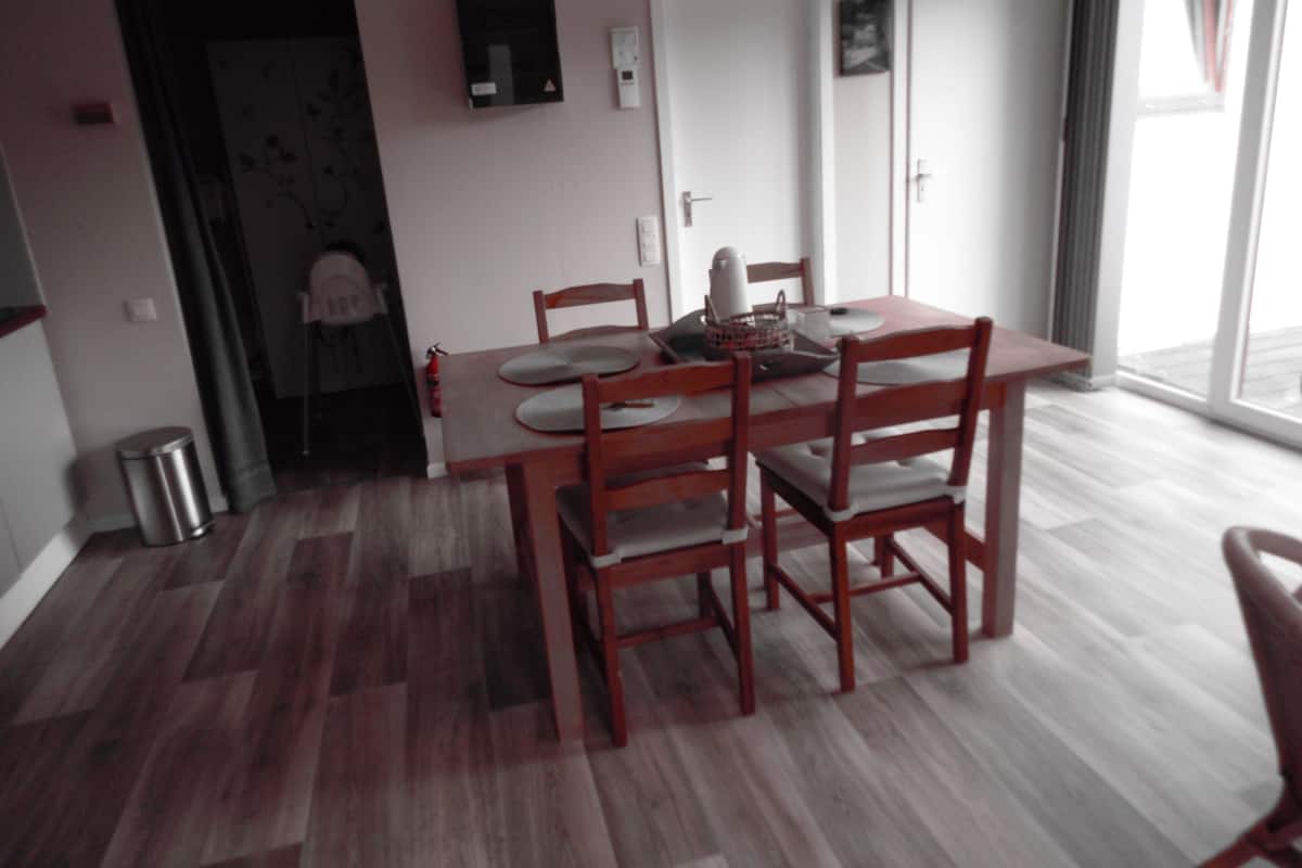 อพาร์ทเมนท์, 2 ห้องนอน | บริเวณนั่งเล่น | ทีวีจอแบน