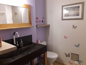 Triple Room, Pool View | Bathroom