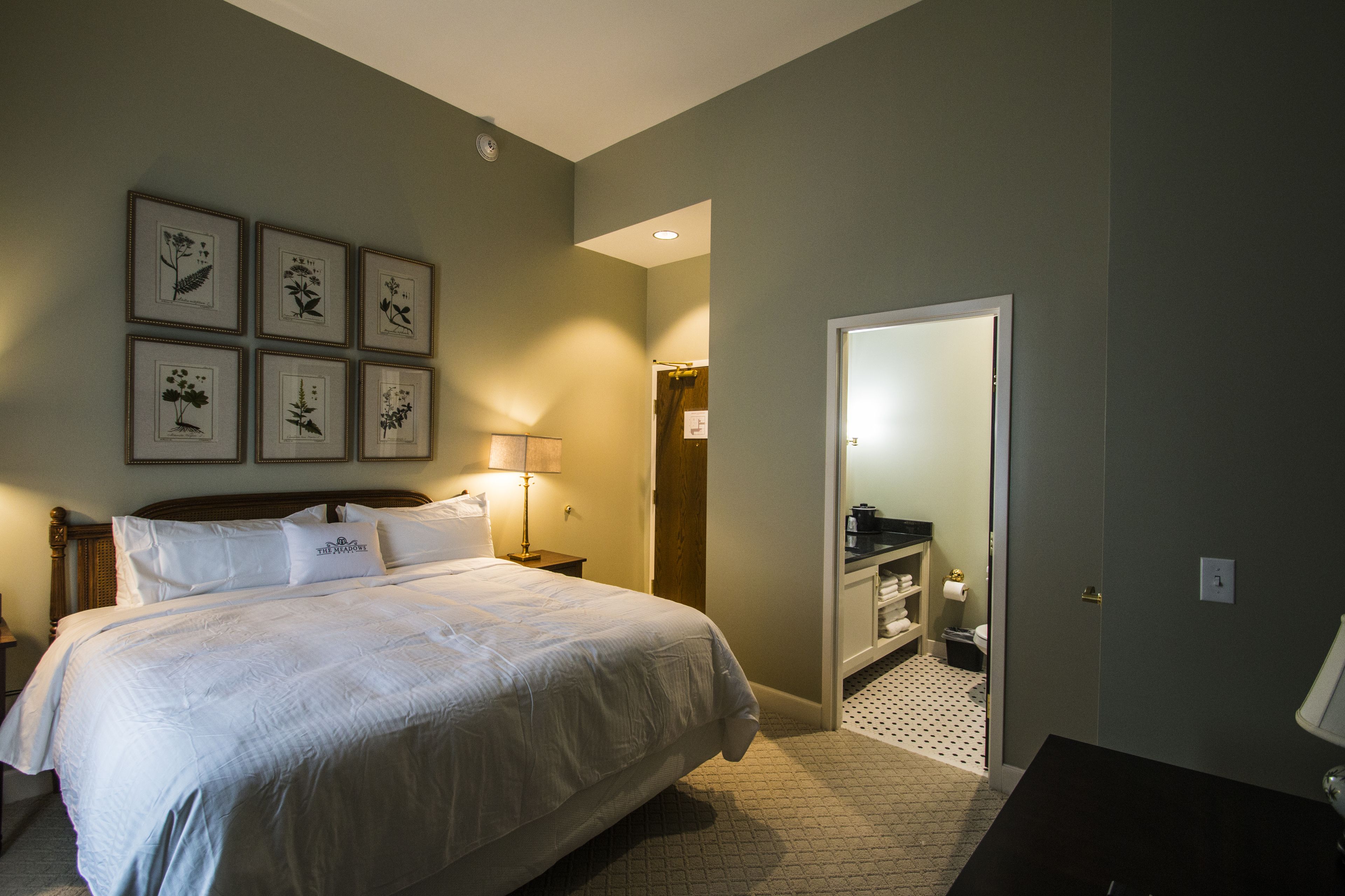 luxury single room, 1 king bed | egyptian cotton sheets, premium bedding, pillow-top beds, desk