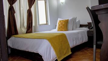 Habitación individual, 1 cama individual grande | Edredón, minibar, escritorio y espacio para trabajar con laptop